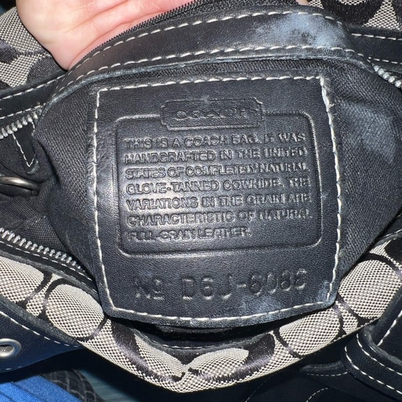 This Coach Signature hobo bag is the perfect accessory for any casual occasion. - Picture 8 of 8